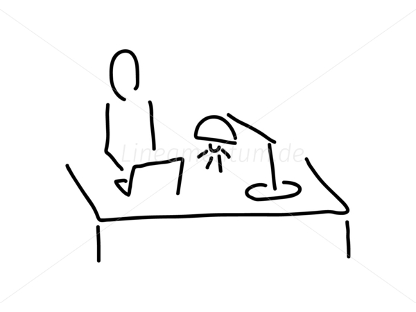 Am Schreibtisch mit Laptop Notebook und Lampe mit Licht Am Schreibtisch mit Laptop Notebook und Lampe mit Licht